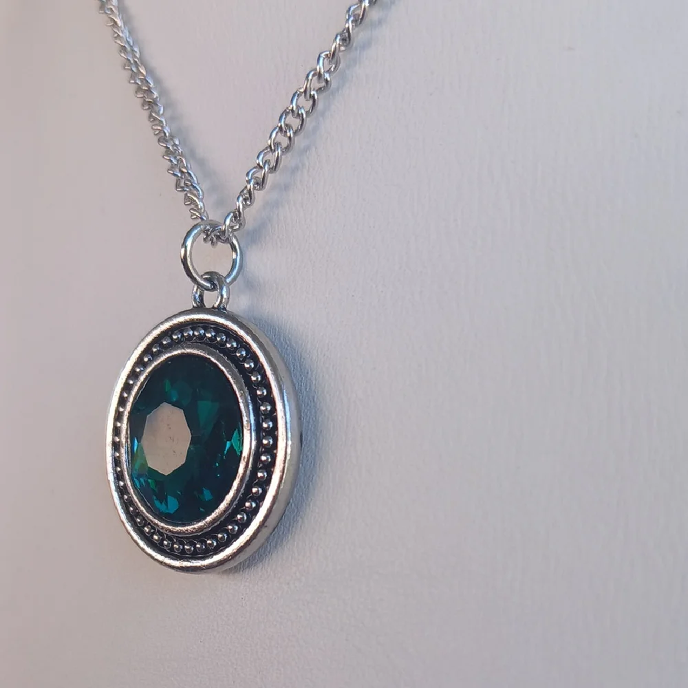 Paparazzi Silver Green Necklace with Elegant Pendant - Picture 3 of 6